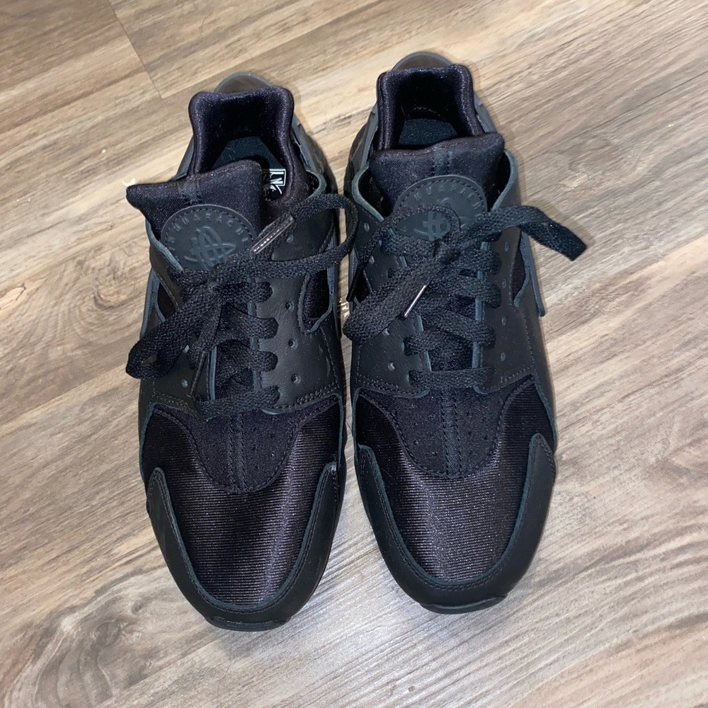 WORN ONCE TRIPLE BLACK AIR HUARACHES - Picture 2 of 7